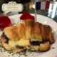 Croissant queijo gouda e geléia de vinho-