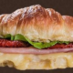 Croissant gourmet peito de peru.
