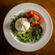 BURRATA DI BÚFALA,TOMATES ASSADOS NA BRASA E PESTO