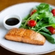 SALMONE GRIGLIATO CON INSALATA DI FOGLIE