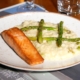 SALMONE GRIGLIATO CON RISOTTO AGLI ASPARAGI
